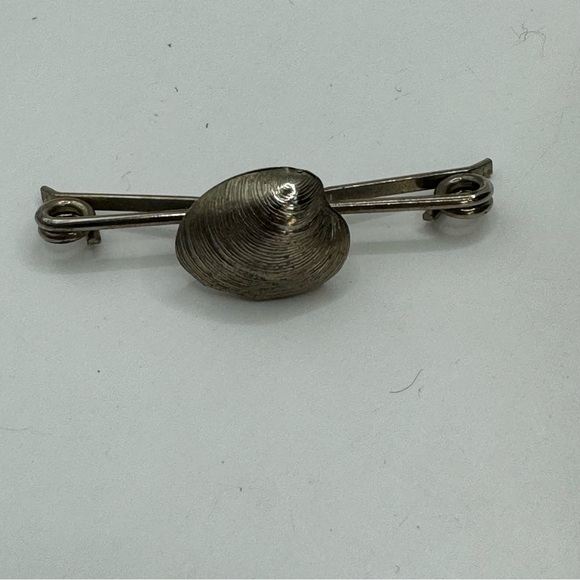 Vintage clam shell textured collar pin silver tone - Picture 4 of 7